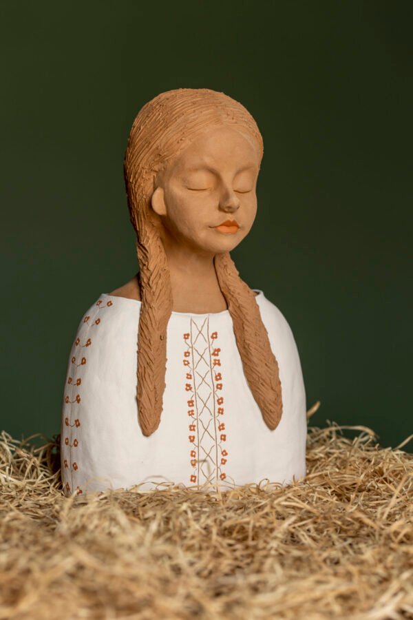 Fetita cu impletituri