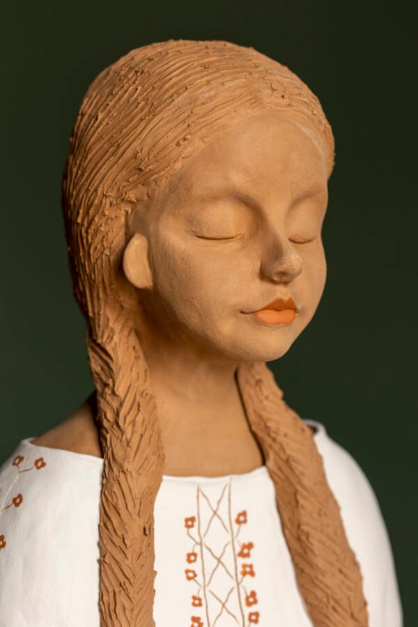 Fetita cu impletituri